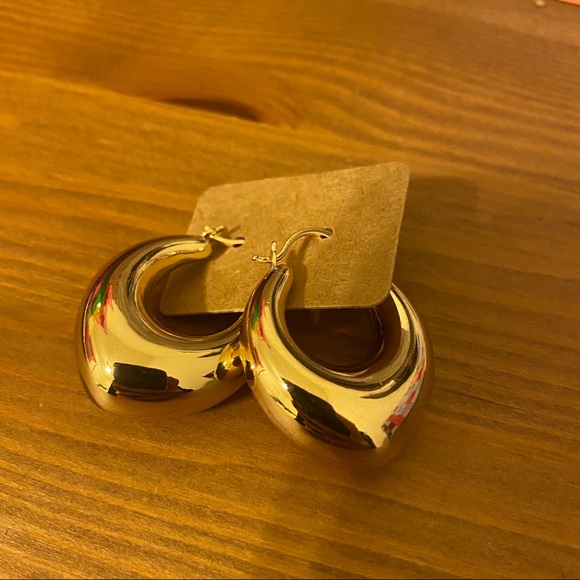 Boutique//Heart Shape Hoop Earrings - Picture 2 of 4